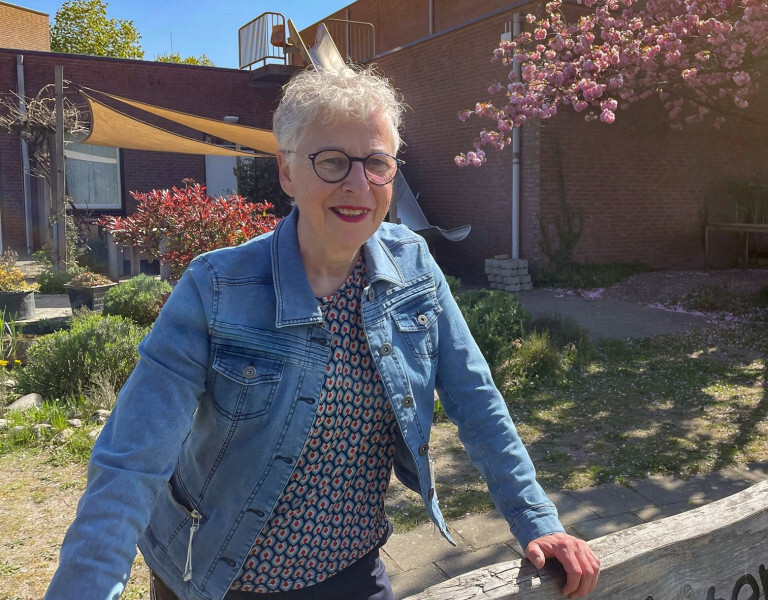 Tini staat in de tuin van Vogellanden