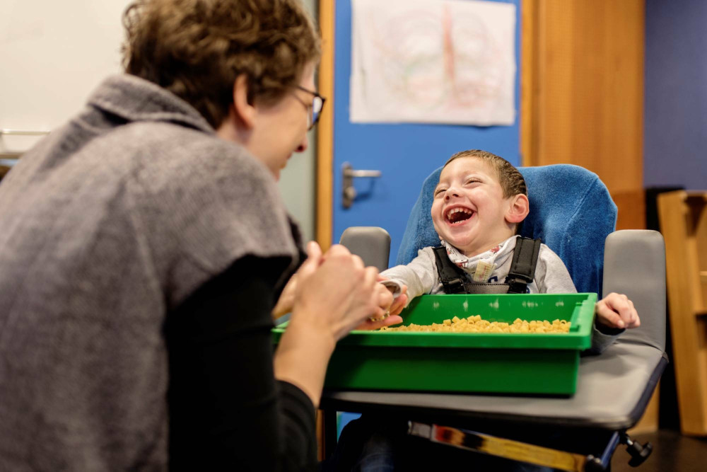 Kin d en ouder in gesprek met revalidatiearts