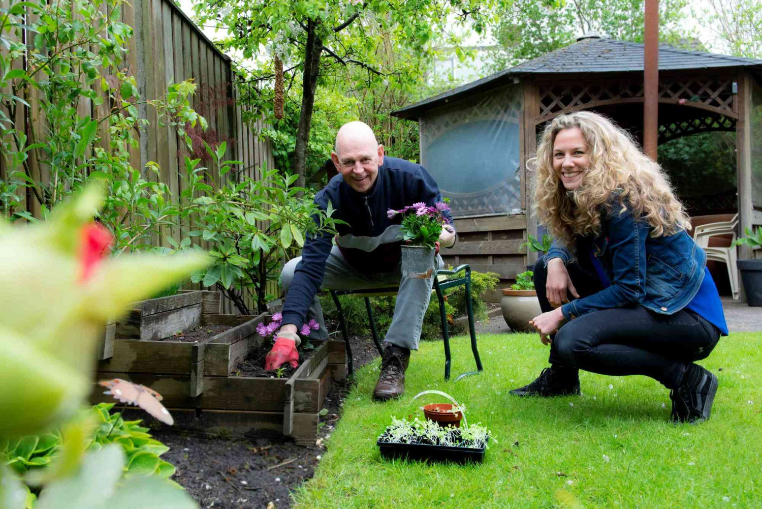 Irene staat met patient in de tuin van patient
