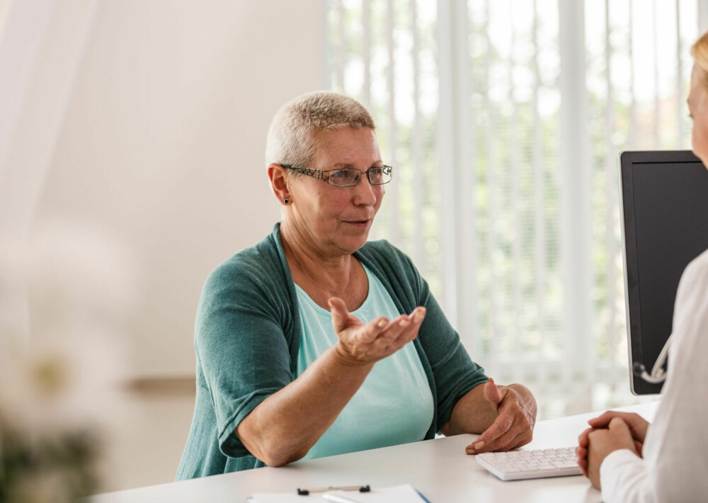 Vrouw praat met revalidatiearts