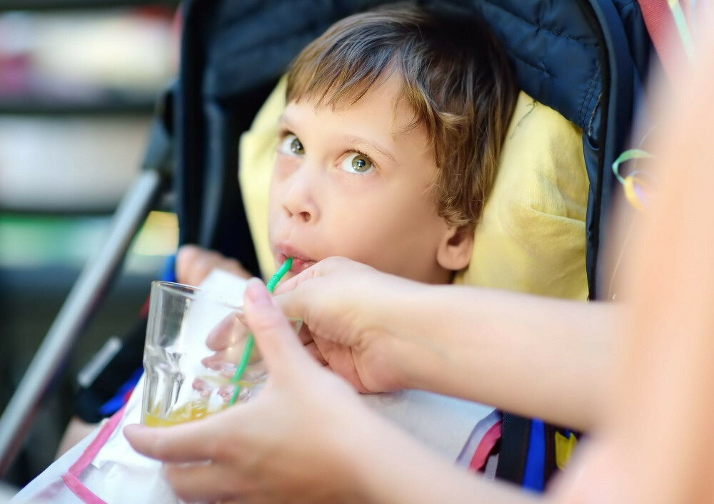 kind drinkt uit een rietje