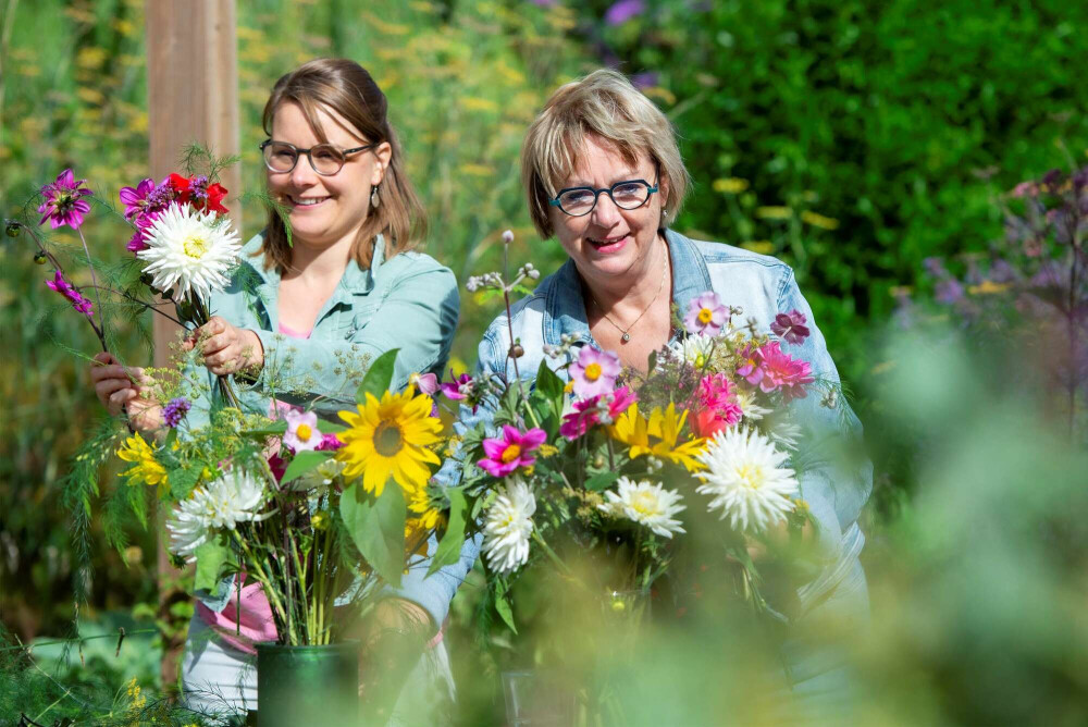 Milena en vrijwilliger in de beleeftuin van Vogellanden
