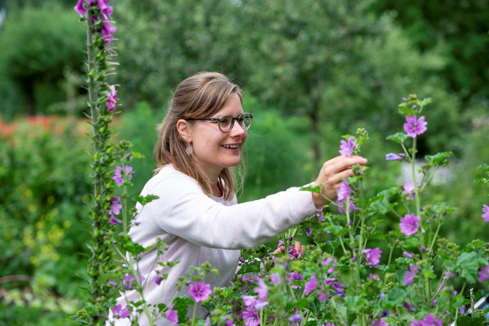 jongvolwassen vrouw in de tuin van Vogellanden