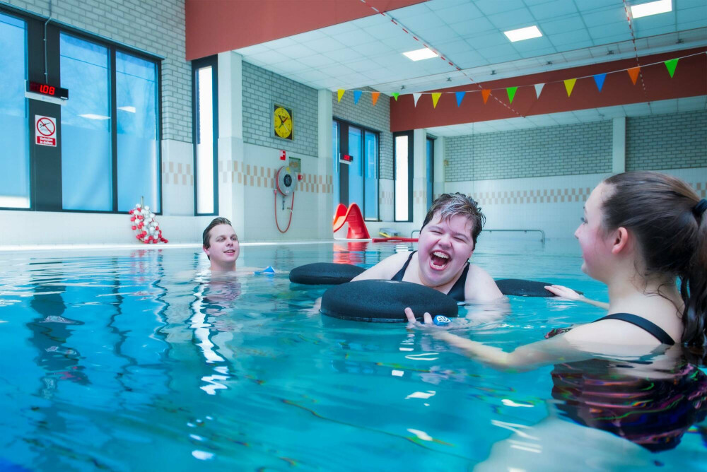 patiënt en behandelaar in zwembad