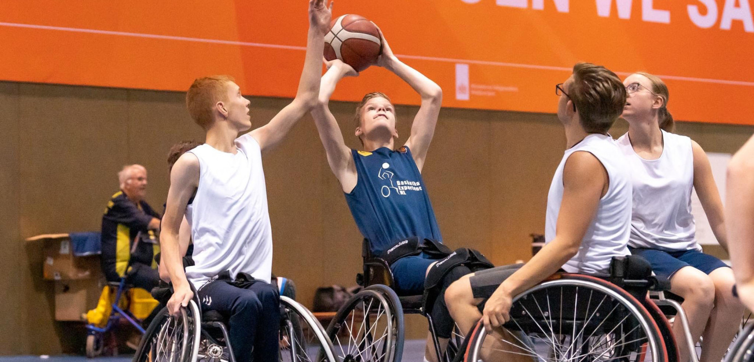 Floris tijdens een wedstrijd rolstoelbasketbal