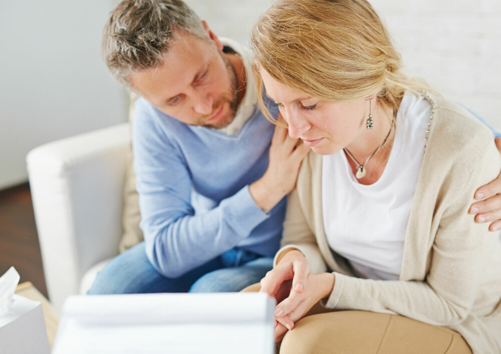 Man troost vrouw