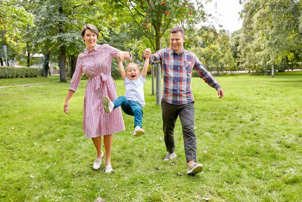 gezin met kind in het park