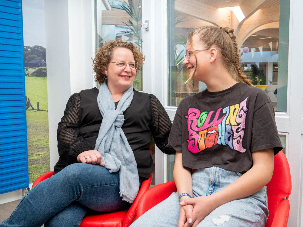 Moeder Erica en Lynn in de wachtruimte van het CBT