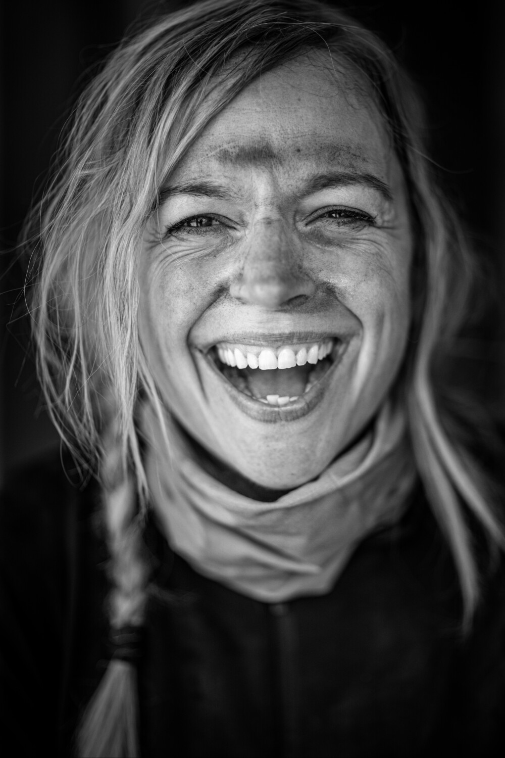 Irene lacht op een portretfoto