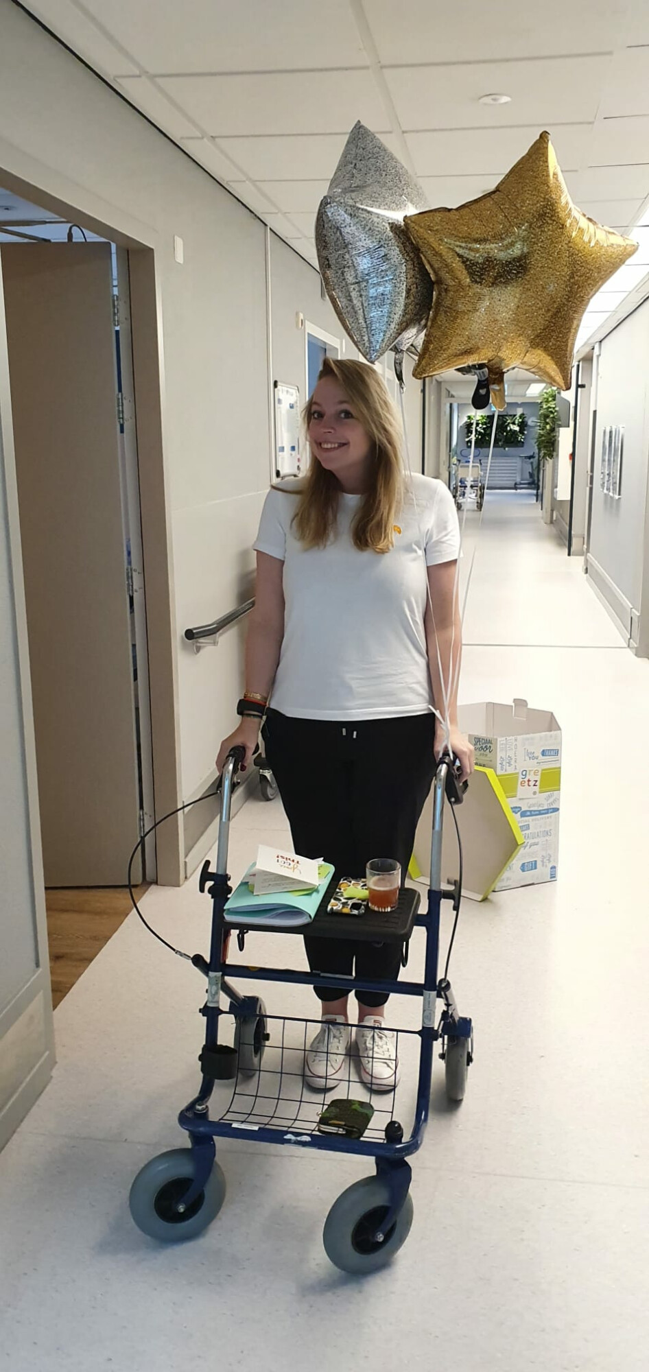Irene loopt achter een rollator op de kliniek van  Vogellanden
