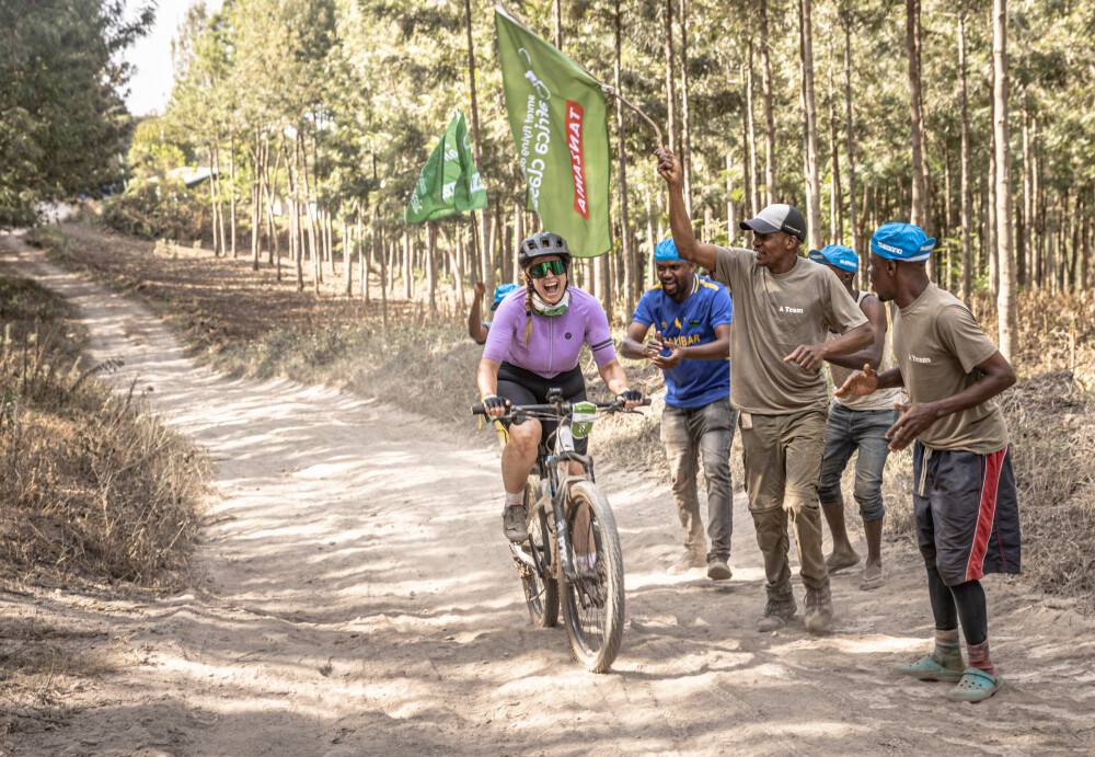 Irene op haar fiets in Afrika, vlak voor de finish