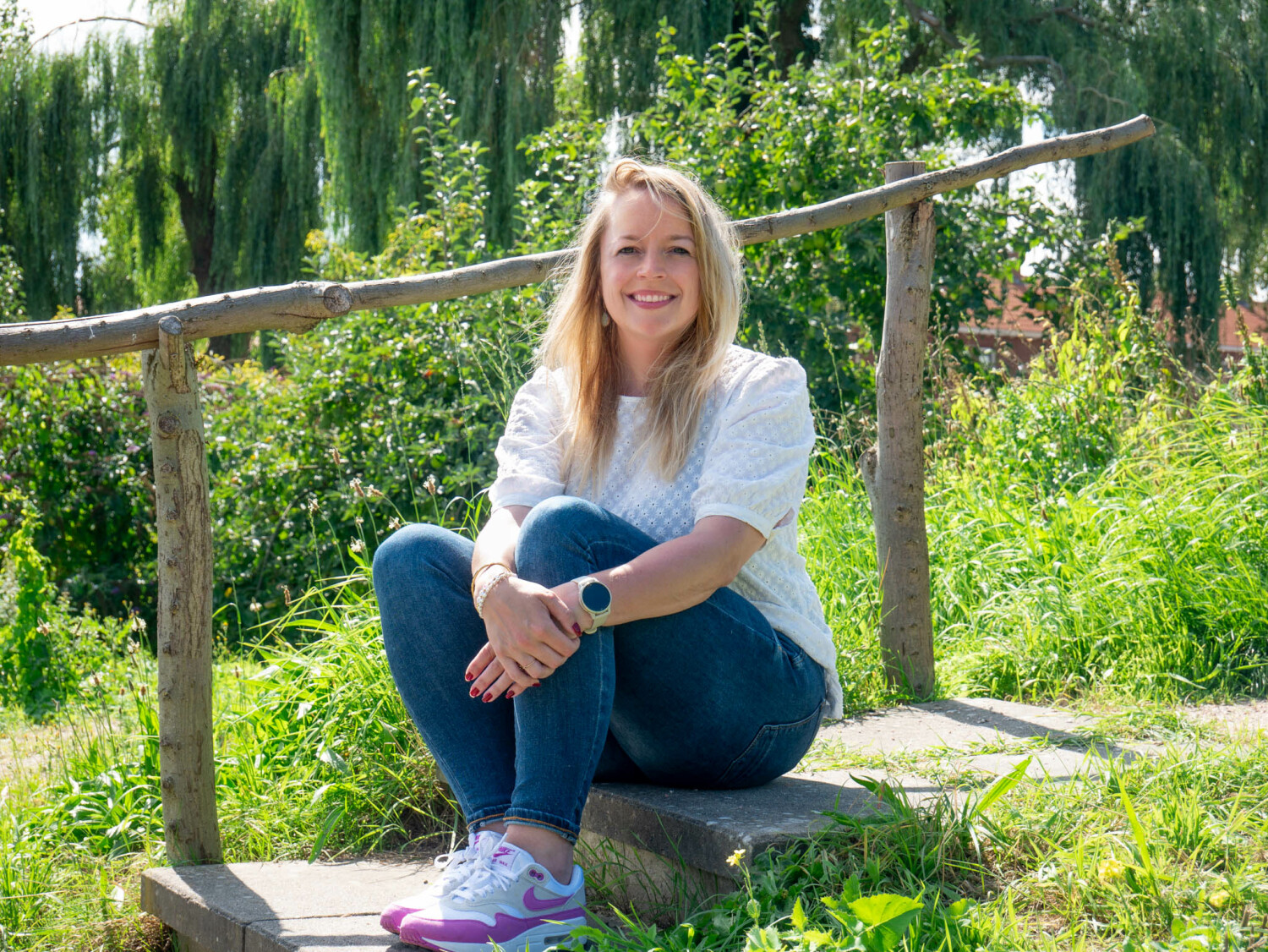 Irene zit buiten op de trap in de tuin van Vogellanden