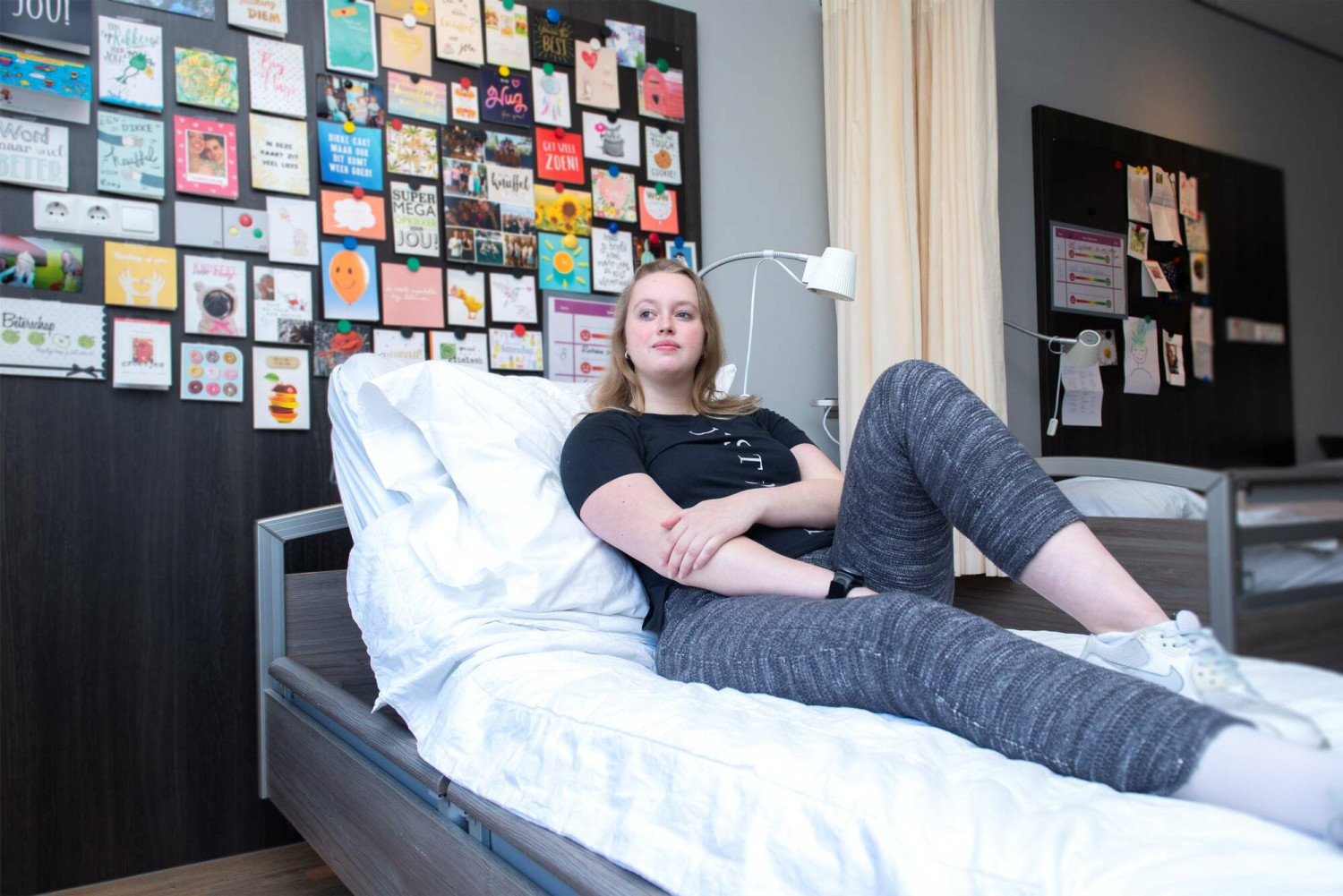 Romy ligt in haar bed op de kliniek van Vogellanden