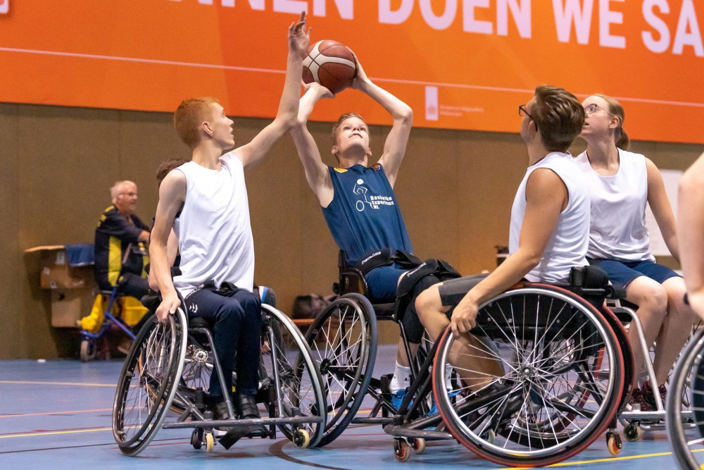 Floris met teamgenoten tijdens een wedstrijd rolstoelbasketbal