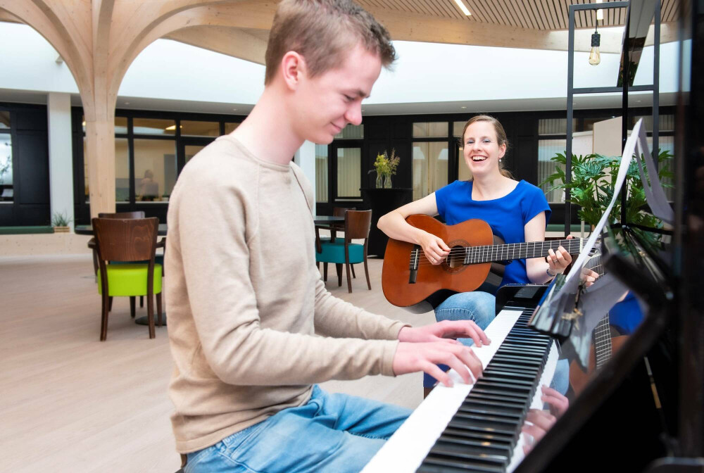Patiënt en behandelaar maken samen muziek bij Vogellanden