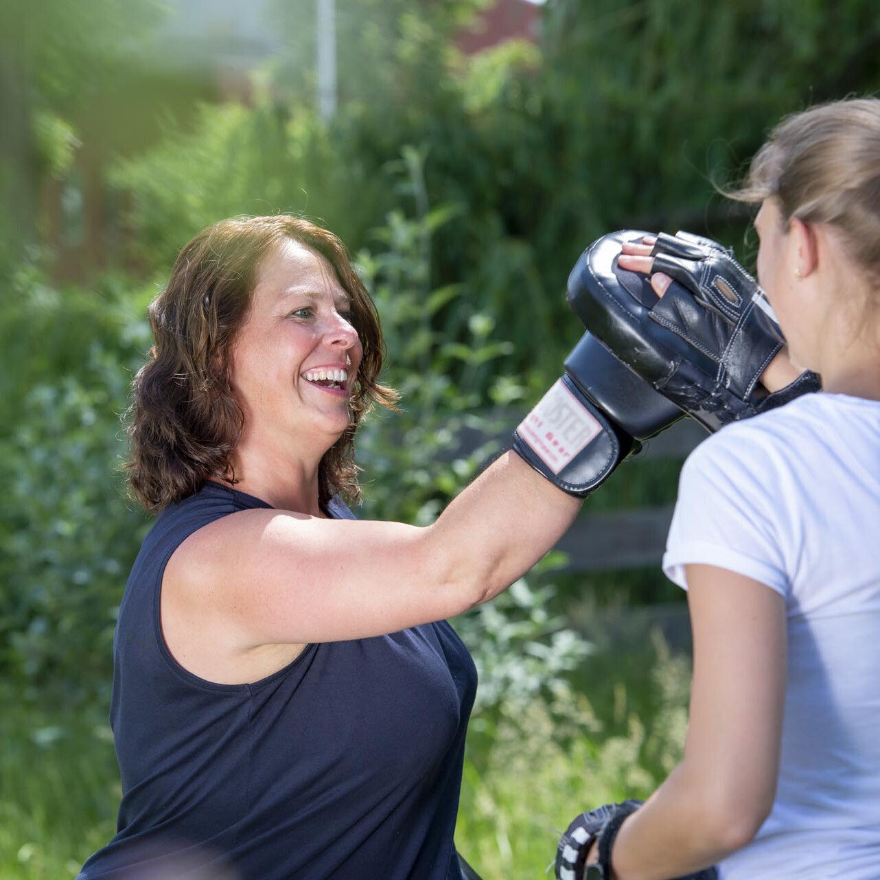 patiënt traint met behandelaar