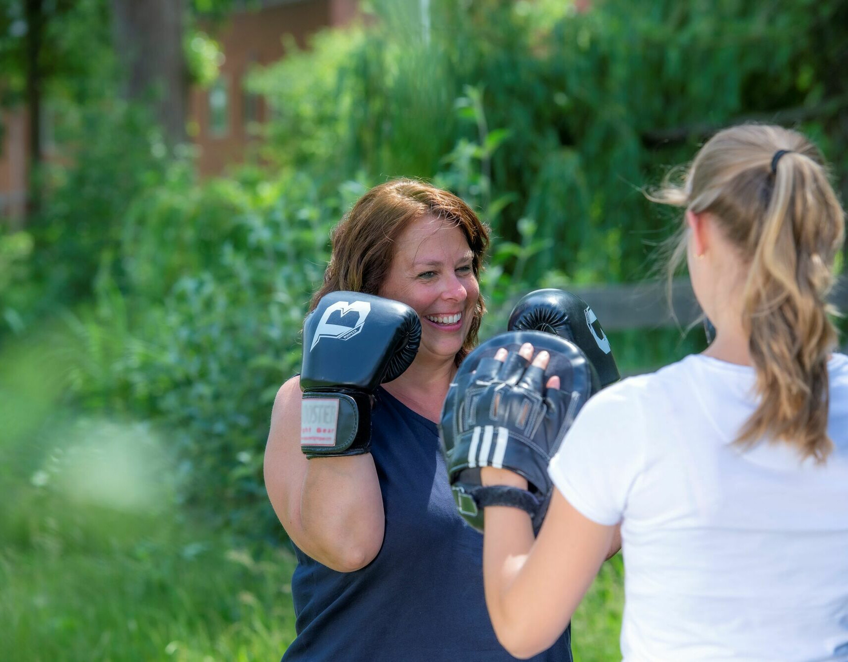 patiënt traint met behandelaar