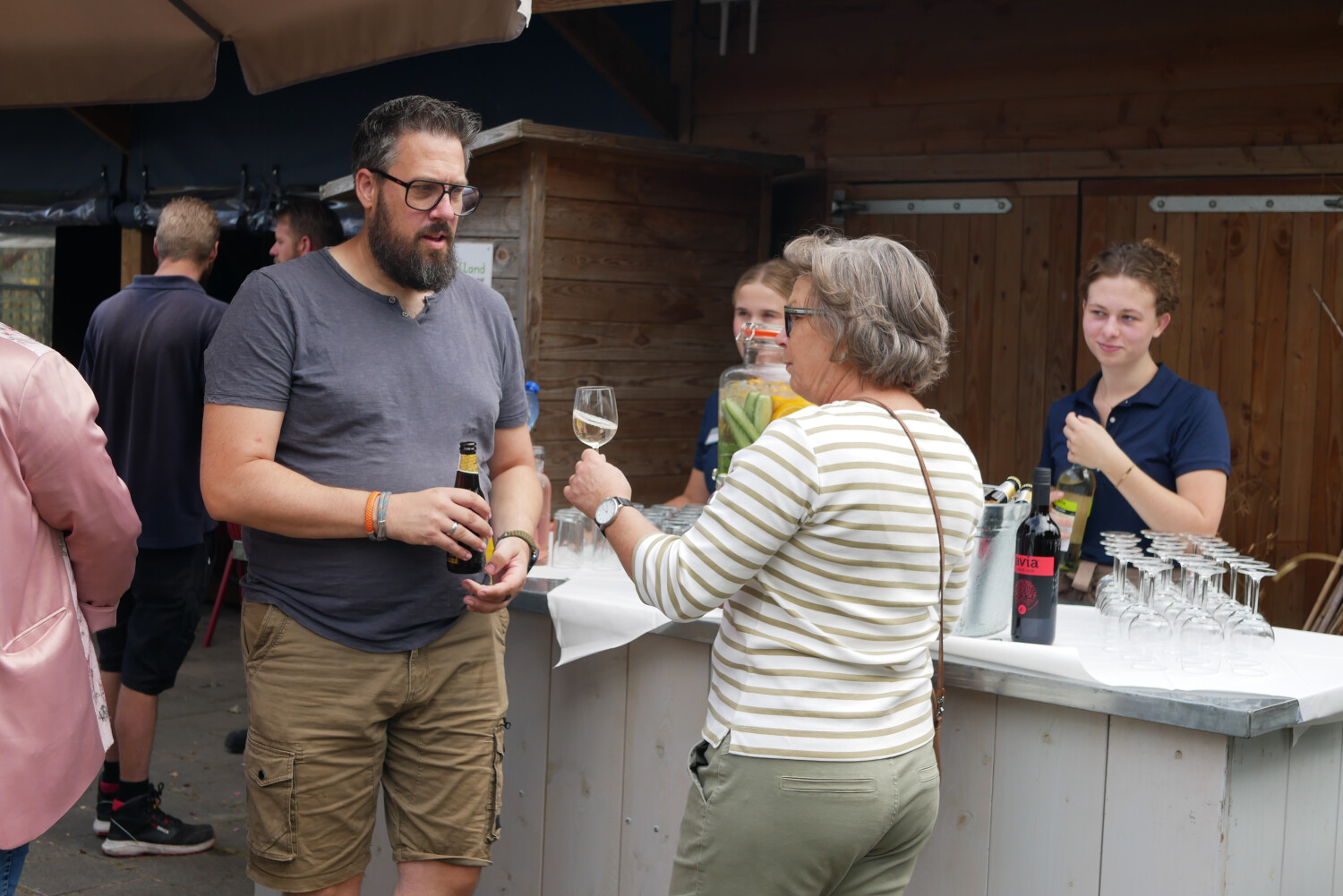 Buurtbewoners met een drankje in hun hand