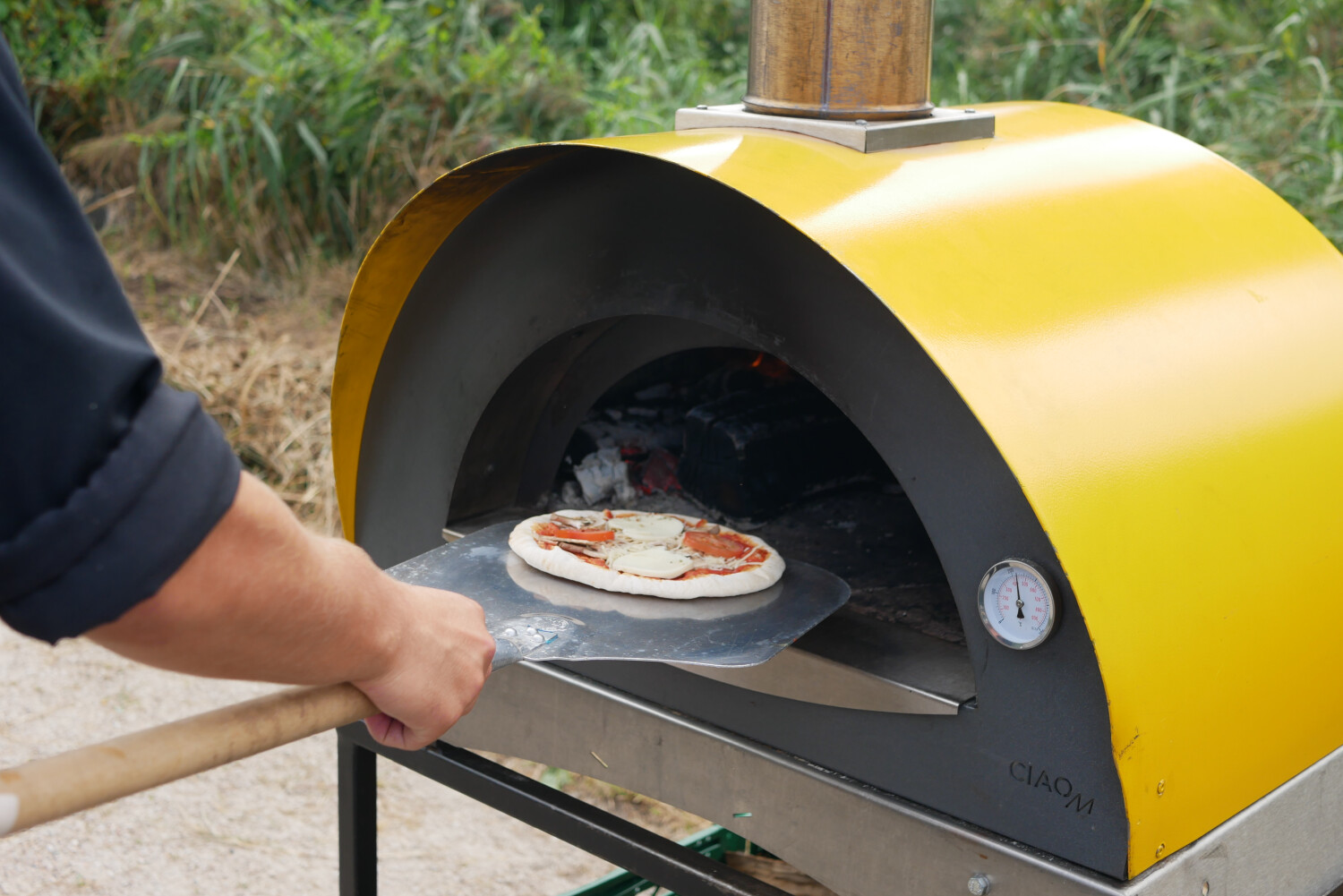 Pizza wordt in de steenoven gedaan