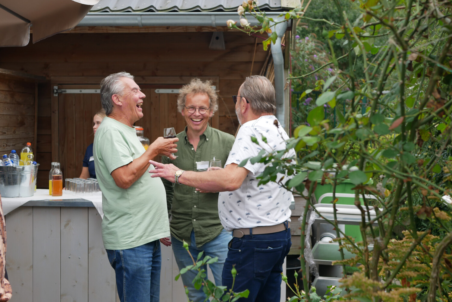 Drie mannen lachen samen
