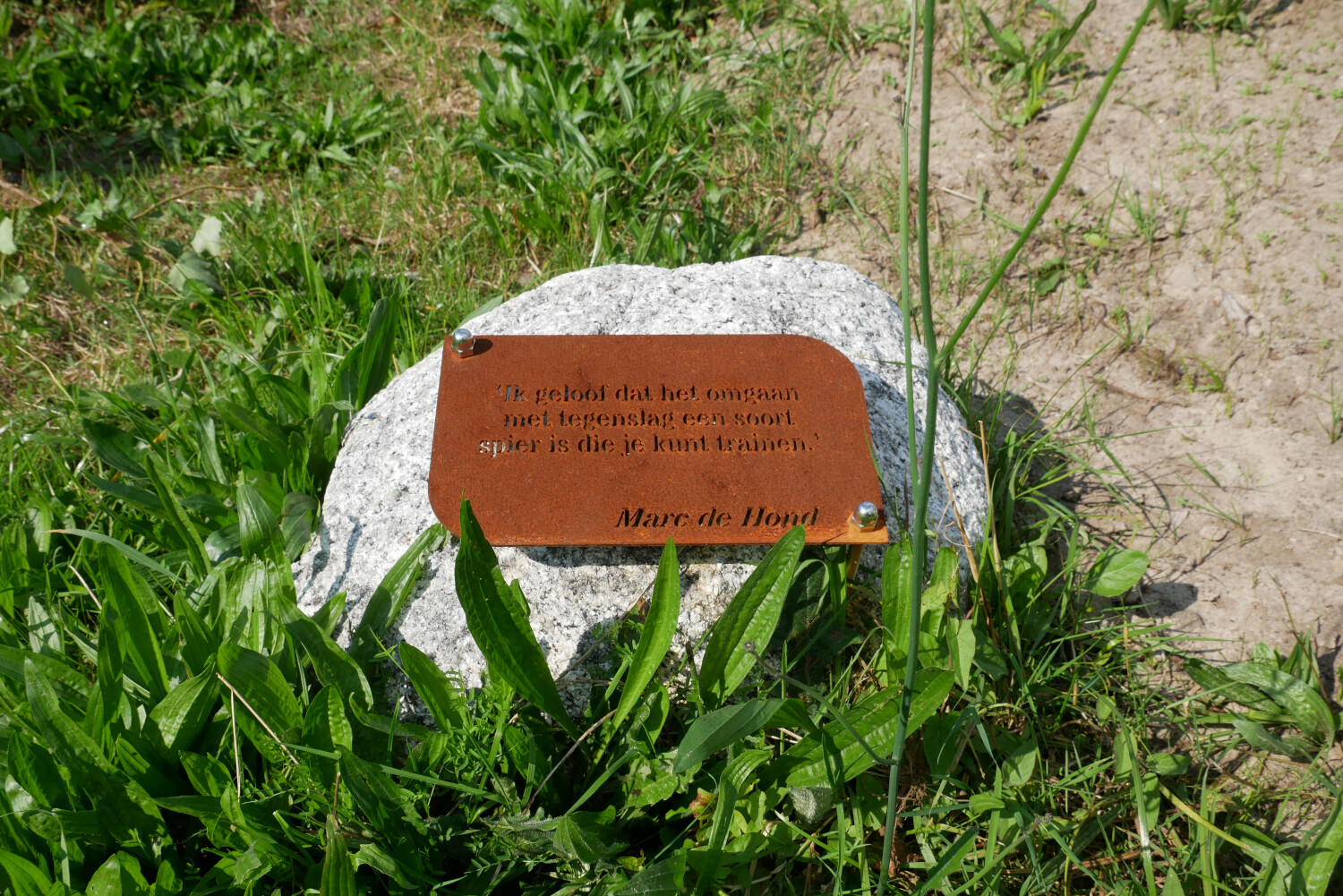 Steen met quote in de beleeftuin
