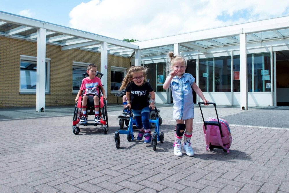 Revaliderende kinderen op schoolplein