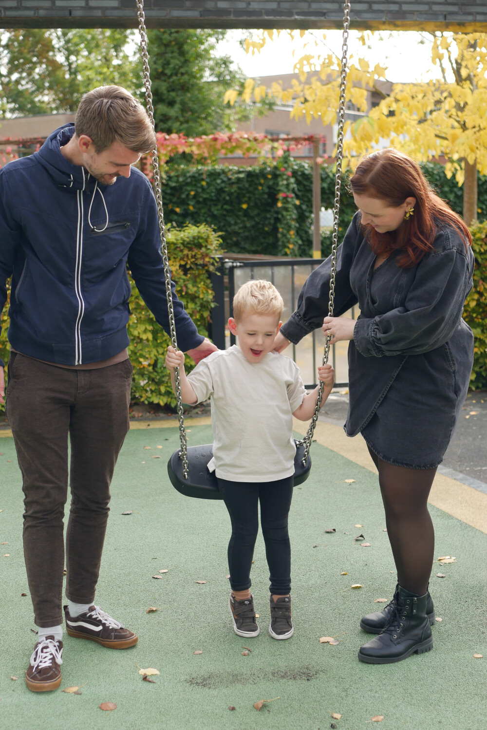 Seth op schommel met ouders ernaast
