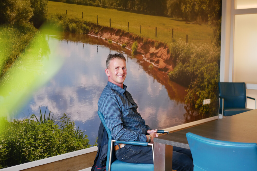 Johan zit aan een tafel in Vogellanden