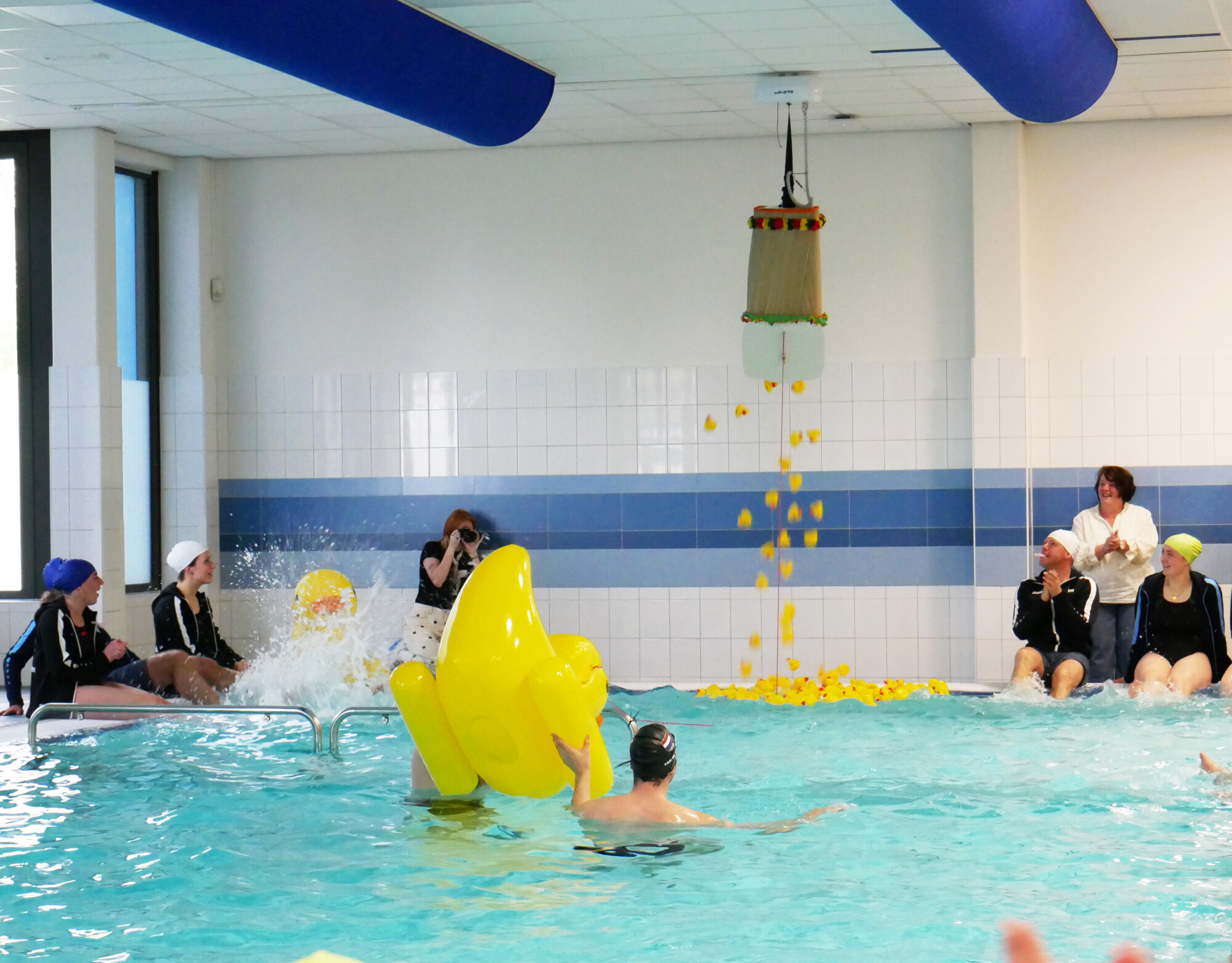 100 bad eendjes vallen in het water van het vernieuwde zwembad
