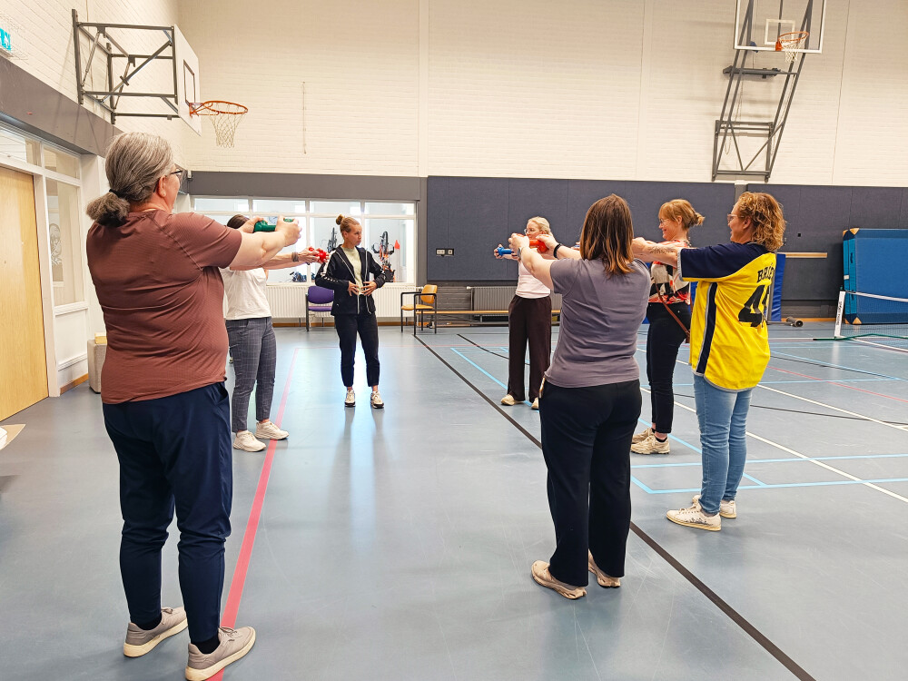 De bezoekers krijgen psychomotorische therapie in de gymzaal
