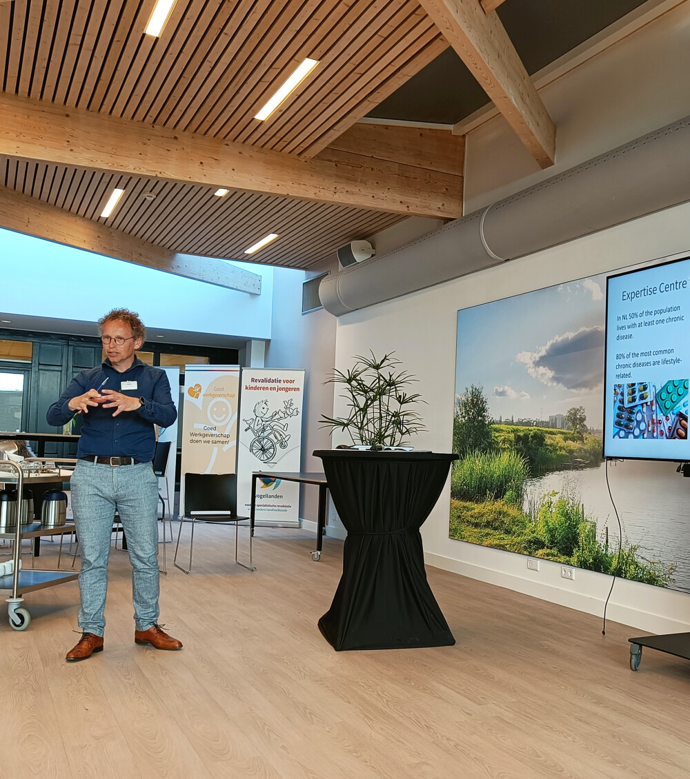 Jeroen vertelt het bezoek over gezonde leefstijl
