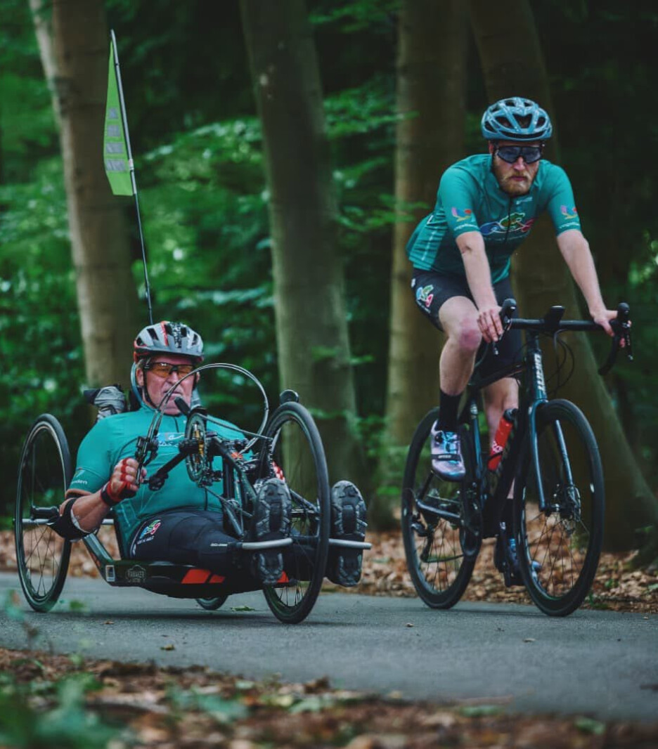 Handbiker met buddy