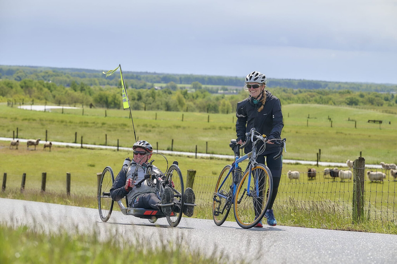 Handbiker en buddy