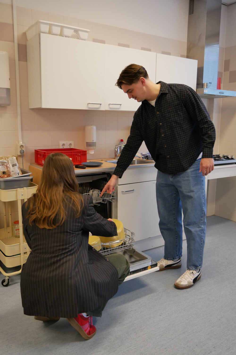 Jonas helpt een patiënt in de keuken