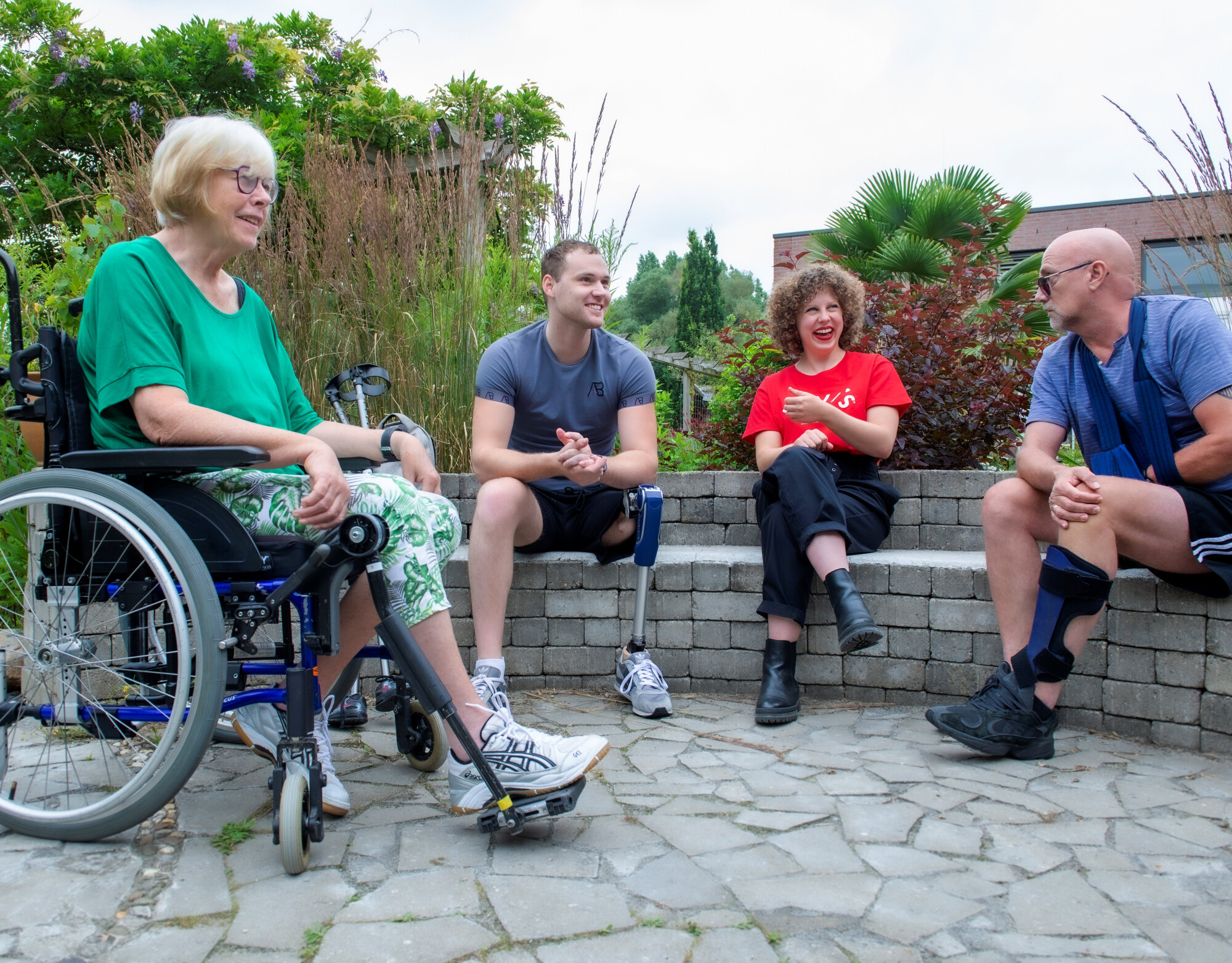 Patiënten zitten in tuin met therapeut