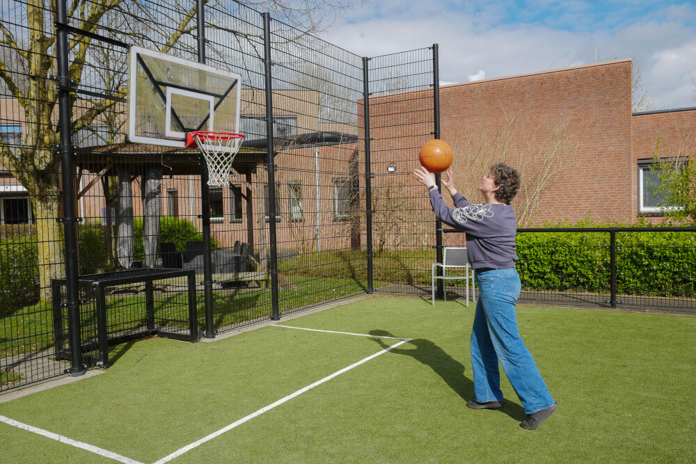 Corine gooit een basketball