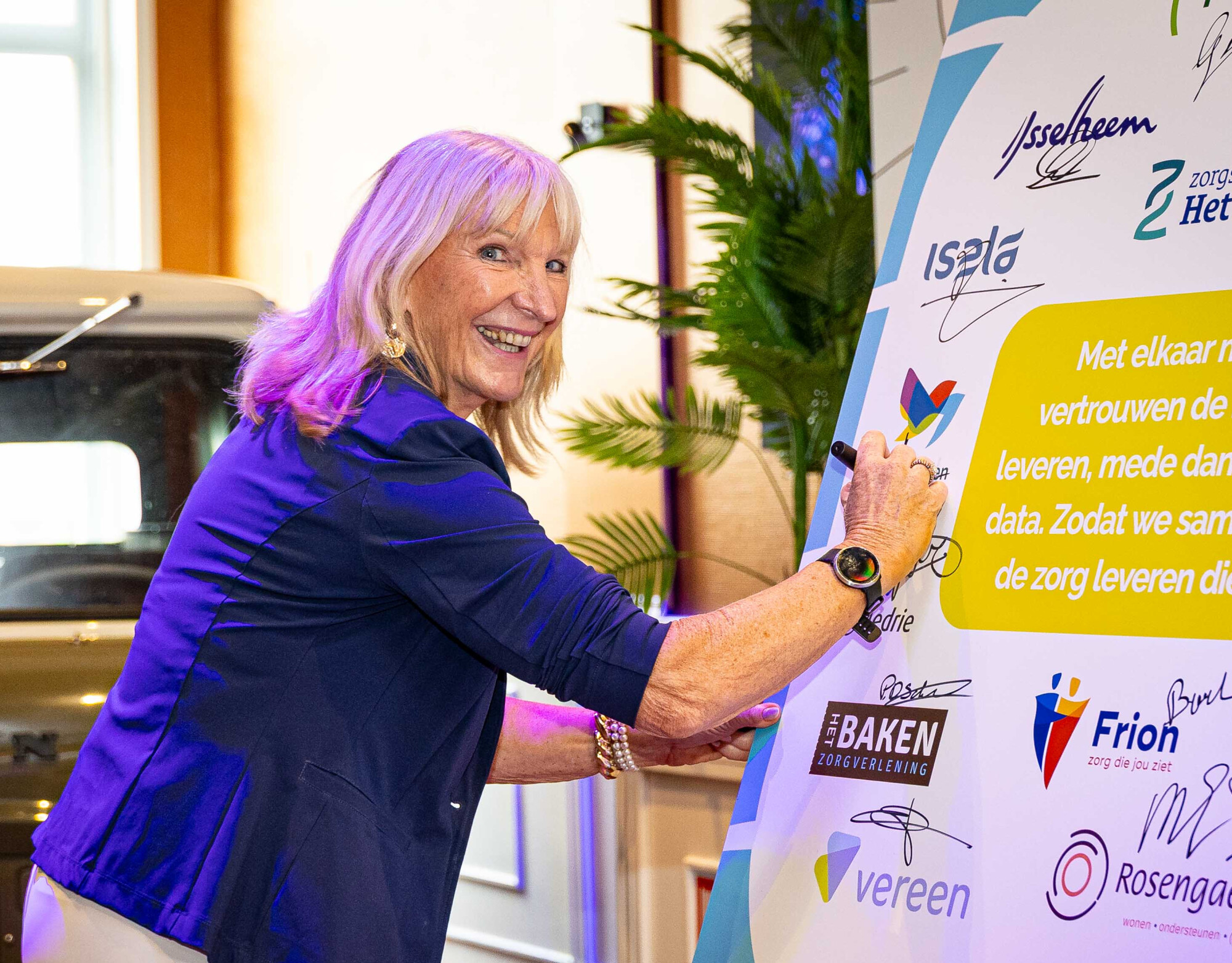 Fenna schrijft handtekening op het bord