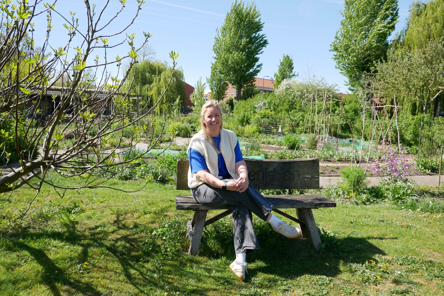 Nienke zit op het bankje in de beleeftuin