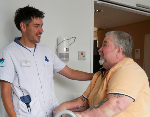 John en patient lachen en praten met elkaar