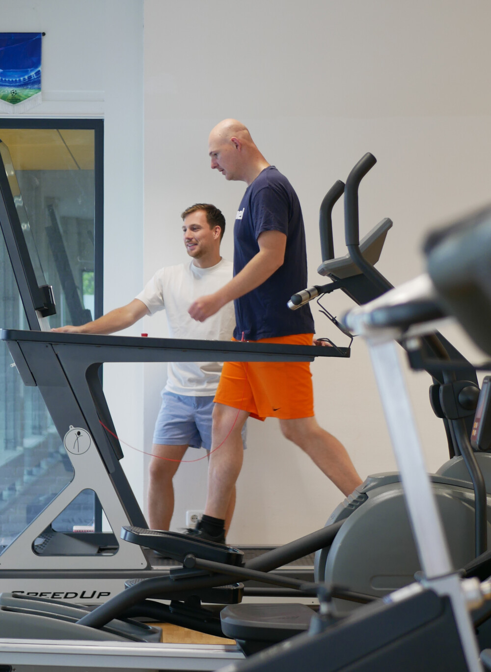 Een deelnemer van het Erik Scherder Huis sport op een loopband