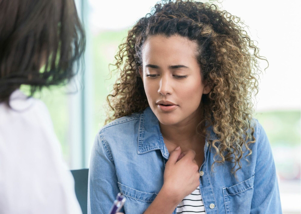 Tiener in gesprek met een revalidatiearts