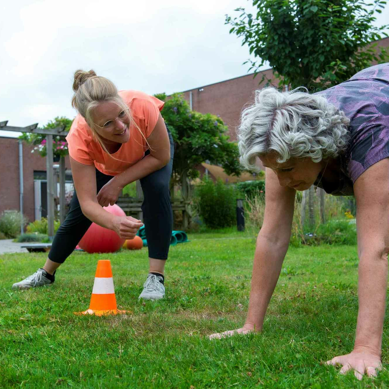 De fysiotherapeut begeleid een patiënt bij het sporten