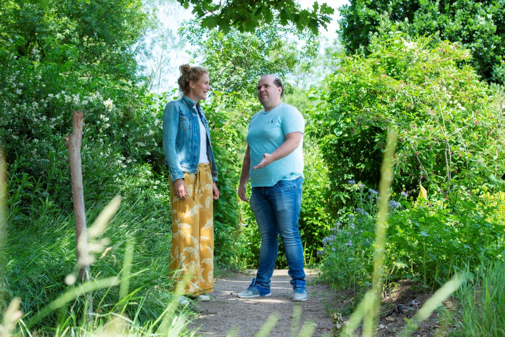 deelnemers trainen met de beweegcoach in de tuin