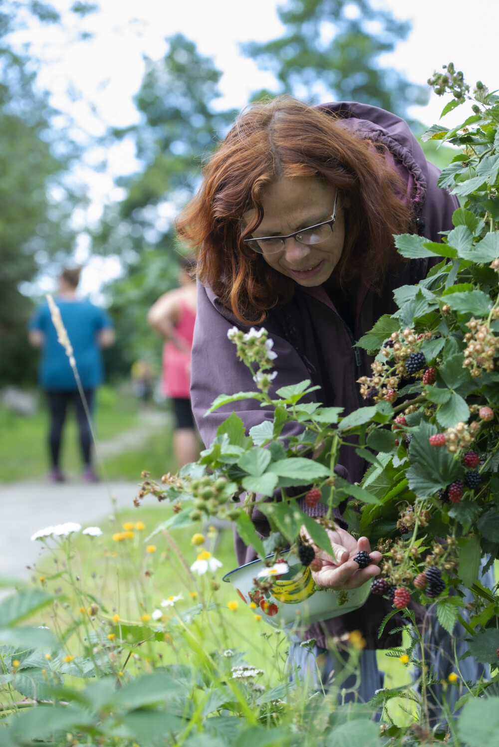 patienten en therapeut in gesprek in de tuin