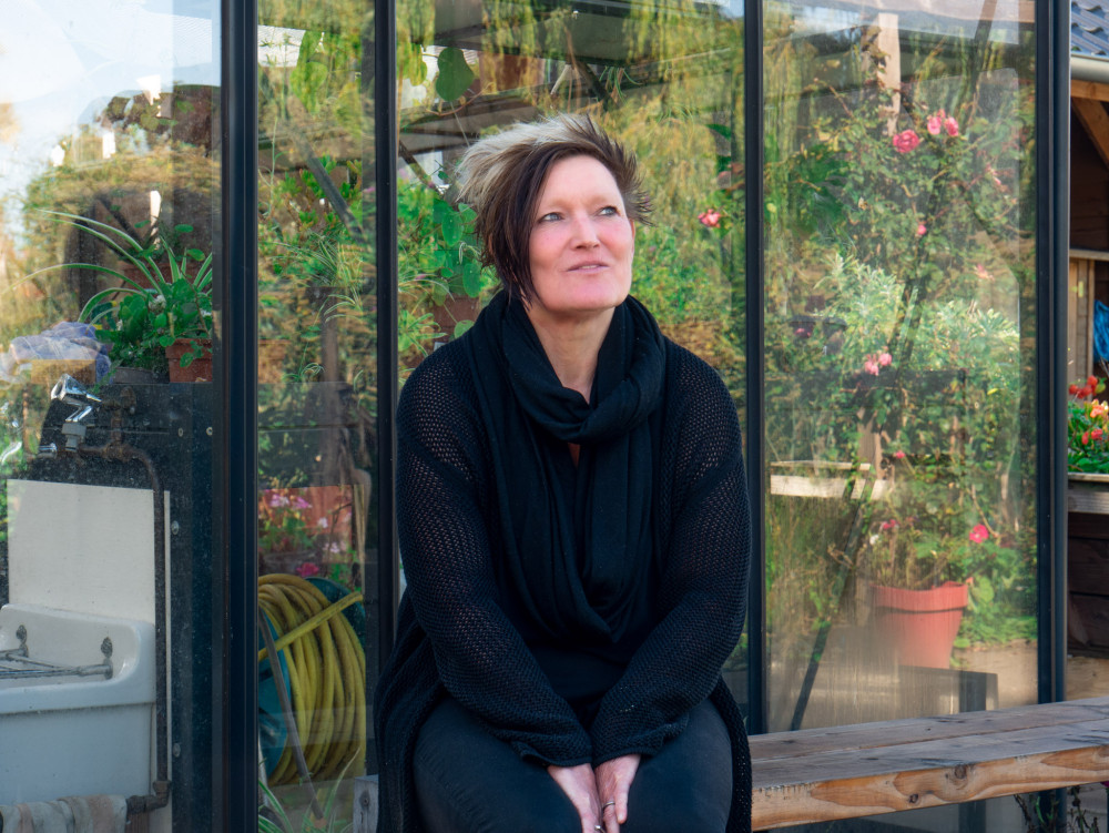 Hettie bij de tuinkas
