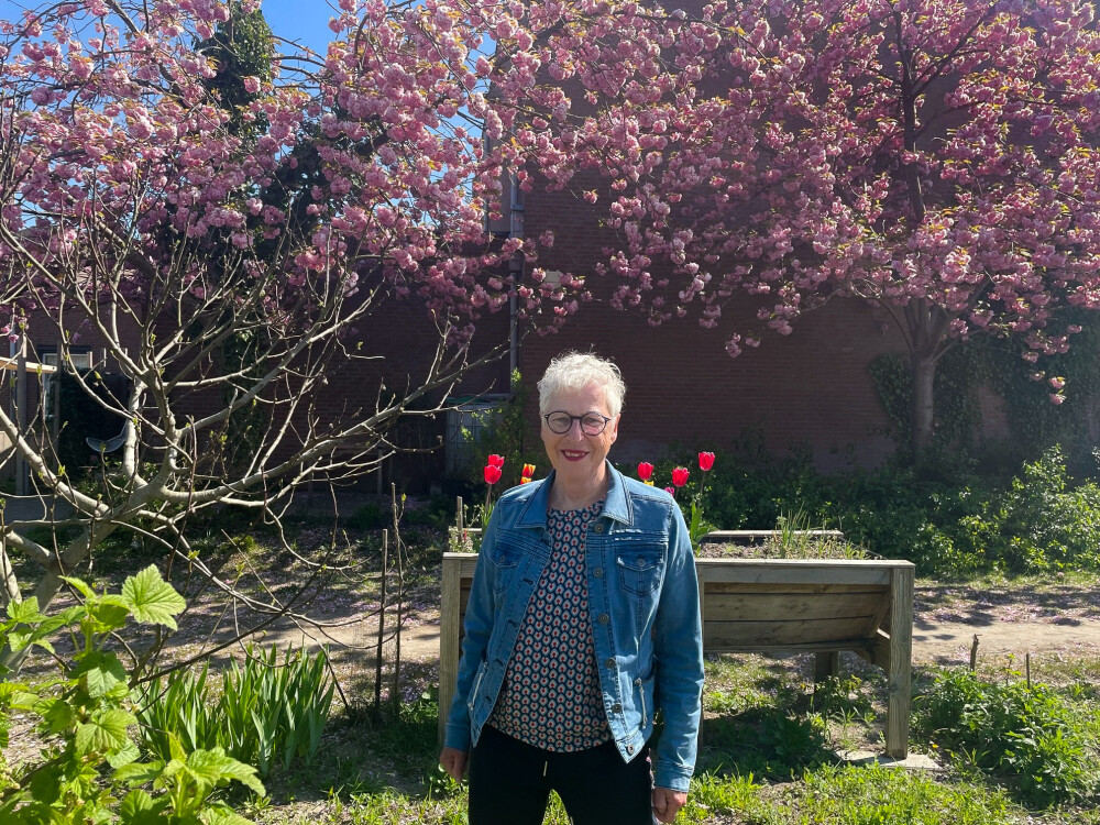 Tini staat in de tuin van Vogellanden
