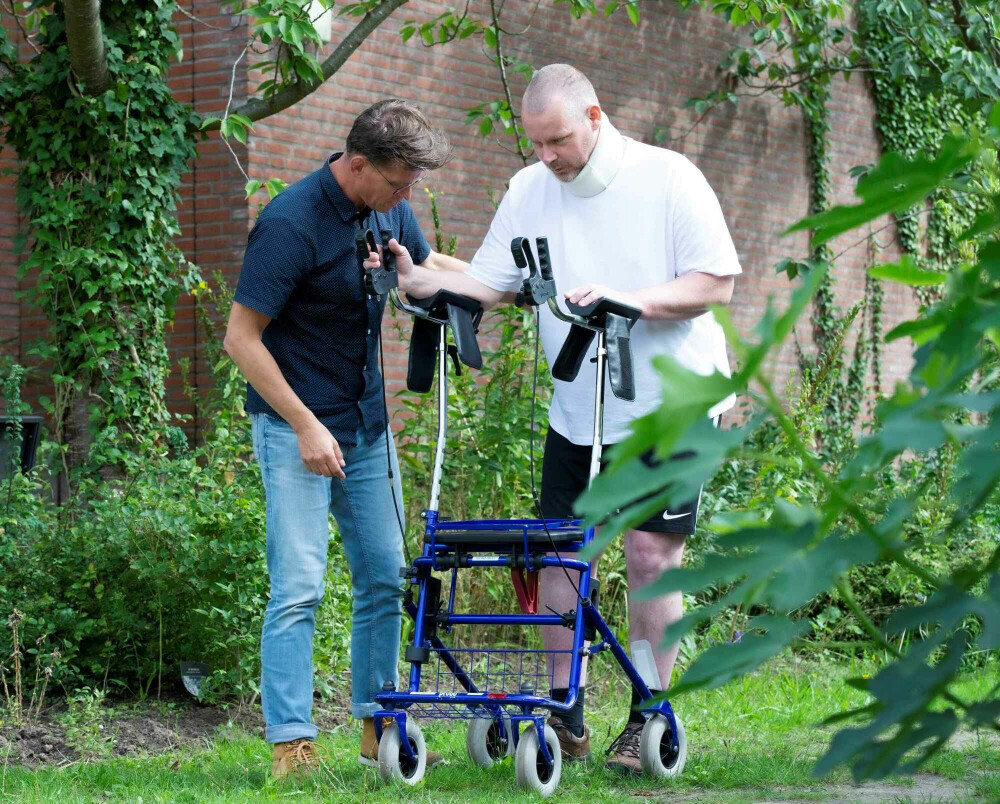 Patiënt met behandelaar in de tuin van Vogellanden