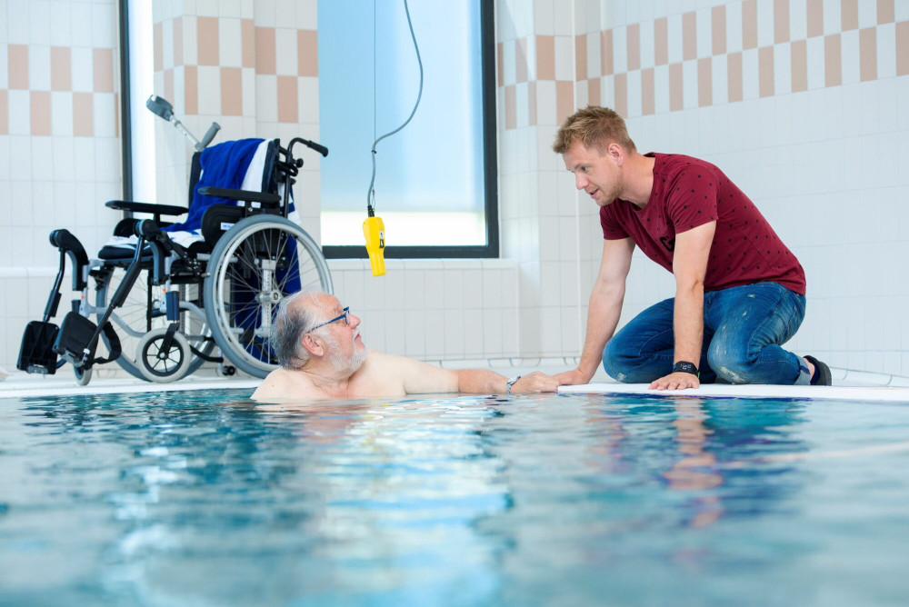 Jesper in zwembad van Vogellanden met patient