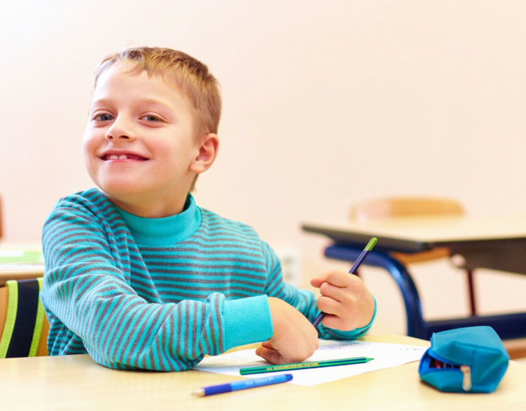 Jongen met spierziekte op school