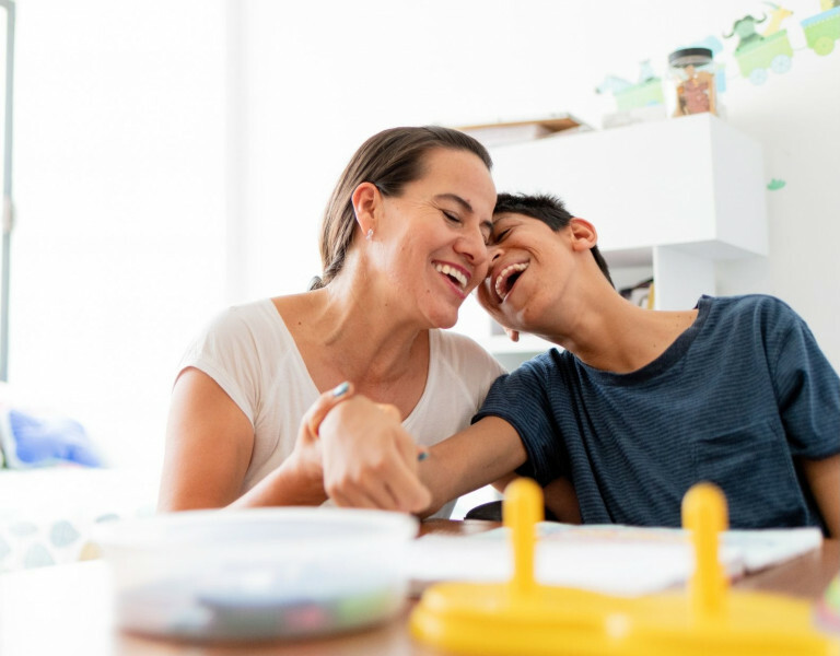 Kind met CP heeft samen behandelaar plezier